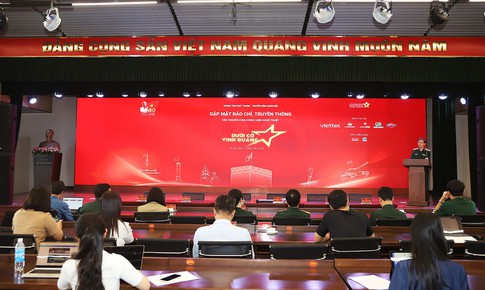 Chương trình 'Dưới cờ vinh quang' kết nối ba miền đất nước, tôn vinh hình tượng Bộ đội Cụ Hồ