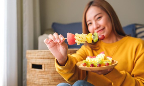 Sai lầm khi ăn tr&#225;i c&#226;y sau bữa tối dễ g&#226;y tăng c&#226;n d&#249; ăn &#237;t