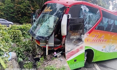 Xe bu&#253;t chở du kh&#225;ch Việt Nam gặp nạn tại Malaysia: To&#224;n bộ h&#224;nh kh&#225;ch đều an to&#224;n