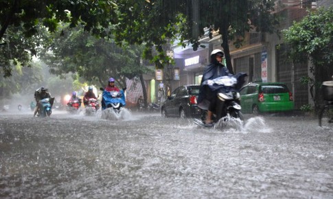 H&#224; Nội mưa d&#244;ng k&#232;m lốc s&#233;t, nhiều khu vực cục bộ c&#243; mưa lớn