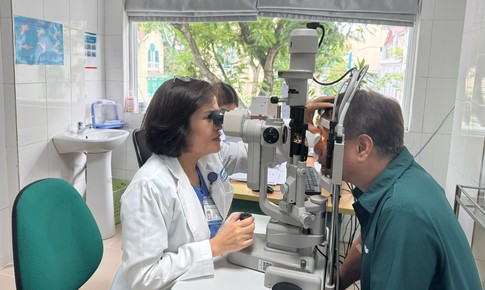 Mờ mắt ở người cao tuổi kh&#244;ng chỉ l&#224; l&#227;o h&#243;a, đừng chủ quan!