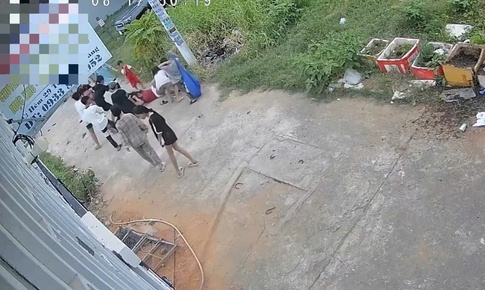 Nhóm thiếu niên đánh hội đồng bé gái 12 tuổi tại khu đất trống