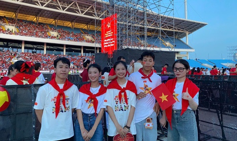 Giới trẻ rực rỡ sắc đỏ sao v&#224;ng trước thềm Quốc kh&#225;nh 2/9