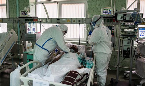 Chuy&#234;n gia cảnh b&#225;o l&#224;n s&#243;ng COVID-19 mới tại Nga
