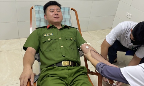 Chiến sĩ c&#244;ng an x&#227; miền n&#250;i hiến m&#225;u cứu bệnh nh&#226;n nguy kịch