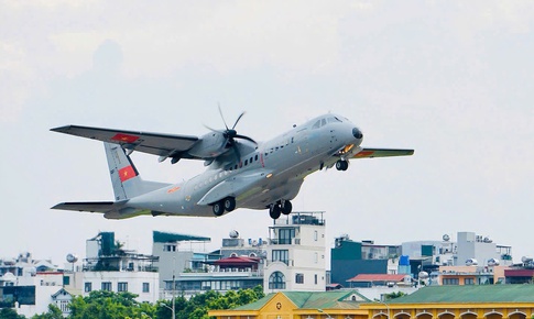 Vận tải cơ hiện đại nhất Kh&#244;ng qu&#226;n Việt Nam sải c&#225;nh, thao luyện tr&#234;n bầu trời H&#224; Nội