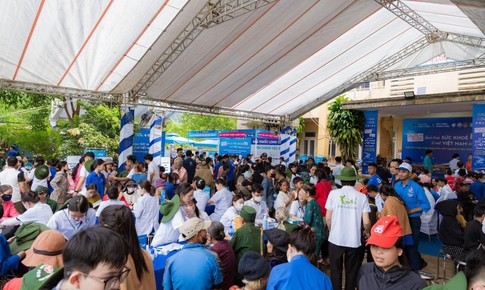 'Long Châu sẻ chia - Hành trình sức khỏe' mang yêu thương và dịch vụ y tế đến với bà con A Lưới, TP Huế