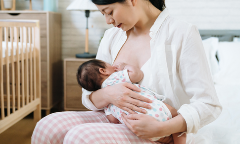 Mẹ nhiễm HIV có nên cho con bú hay không?