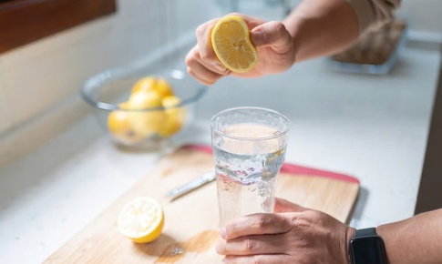 Uống nước chanh ấm buổi sáng hàng ngày có tốt không?