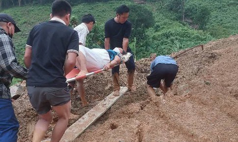C&#225;n bộ y tế, d&#226;n bản vượt sạt lở đưa sản phụ đến bệnh viện