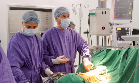 Thầy thuốc Ưu tú Phạm Việt Hùng: Người chinh phục những ca mổ 'bất khả thi' ở Quảng Ninh