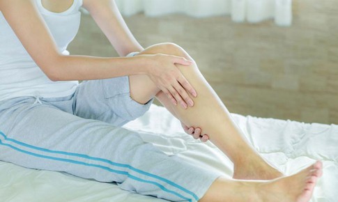 Cảnh b&#225;o 7 dấu hiệu sớm của bệnh thận xuất hiện ở tay, ch&#226;n