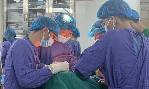 Đau tức vùng bụng trái, tiểu ra máu, đi khám phát hiện khối u thận 'khủng'