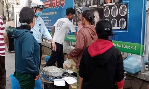 Xử l&#253; chủ qu&#225;n vỉa h&#232; ở Huế rửa t&#244; chớp nho&#225;ng