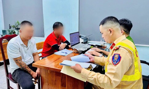 Nguy&#234;n nh&#226;n nam thanh ni&#234;n ngồi bệt tr&#234;n đường chặn đầu xe &#244; t&#244; kh&#225;ch 