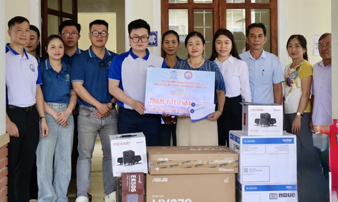 Kh&#225;m, cấp thuốc miễn ph&#237; cho hơn 300 người d&#226;n v&#249;ng lũ Nghệ An