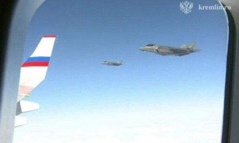 Ti&#234;m k&#237;ch F-22 Mỹ k&#232;m s&#225;t chuy&#234;n cơ chở &#244;ng Putin