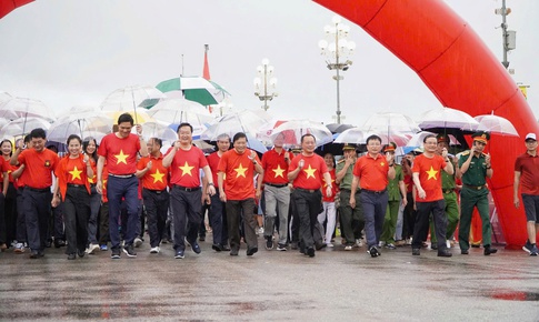 Trời mưa nặng hạt, hàng nghìn bước chân ở Nghệ An vẫn rộn ràng ‘Cùng Việt Nam tiến bước’