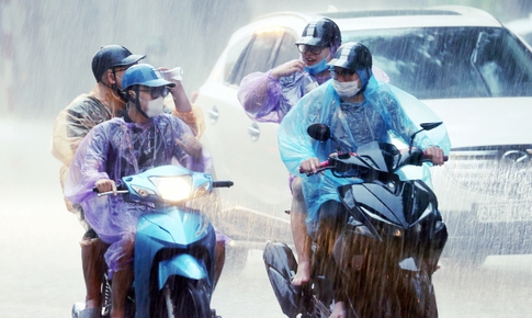 Mưa dồn dập ở nhiều nơi thuộc Bắc Bộ và Bắc Trung Bộ