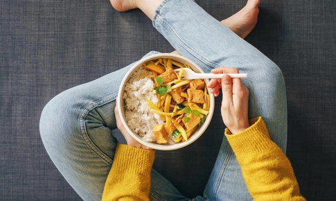 Ăn cơm trưa thế nào để không buồn ngủ và không tăng cân?
