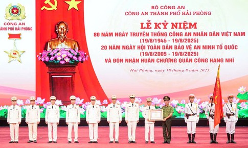 C&#244;ng an TP Hải Ph&#242;ng đ&#243;n nhận Hu&#226;n chương Qu&#226;n c&#244;ng hạng Nh&#236;