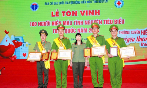 Đại &#250;y c&#244;ng an hơn 100 lần hiến m&#225;u v&#224; tiểu cầu, mong muốn lan toả th&#244;ng điệp nh&#226;n văn