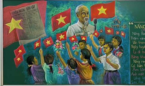 Thầy gi&#225;o vẽ tranh mừng ng&#224;y Quốc kh&#225;nh bằng phấn bảng