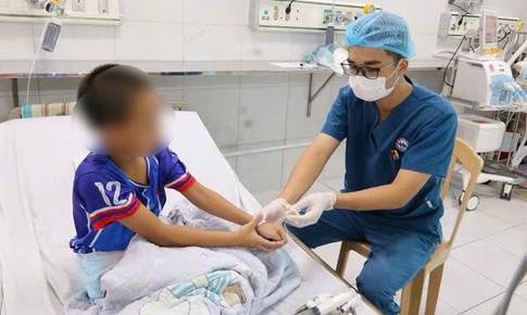 Cứu sống b&#233; trai ngừng tim do uống nhầm Methadon 