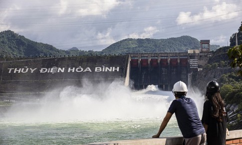 Tiếp tục đóng cửa xả đáy thủy điện Hòa Bình
