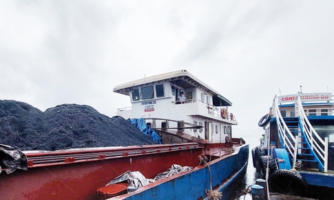 Va trúng đá ngầm trên biển, tàu hàng bị đắm, 5 nạn nhân thoát nạn
