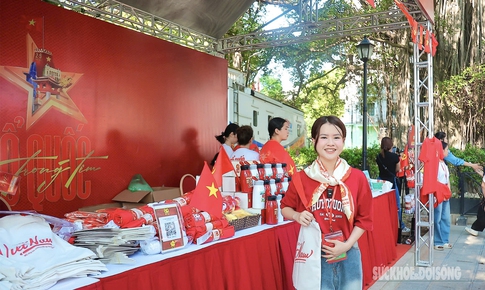 Giới trẻ háo hức nhận vé miễn phí chương trình 'Tổ quốc trong tim'