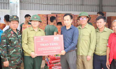 Cứu trợ đồ d&#249;ng thiết yếu cho người d&#226;n v&#249;ng lũ Điện Bi&#234;n