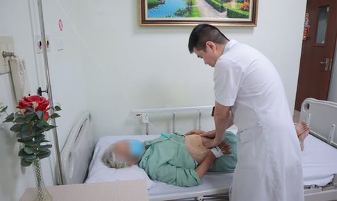 Đau &#226;m ỉ hạ sườn phải, cụ b&#224; 90 tuổi bất ngờ được ph&#225;t hiện vi&#234;m t&#250;i mật cấp do sỏi