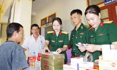 Khám bệnh, cấp phát thuốc miễn phí cho 250 người dân xã vùng biên xứ Nghệ