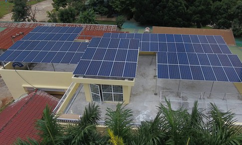 Điện năng lượng Mặt trời thắp s&#225;ng trường v&#249;ng cao Sơn La