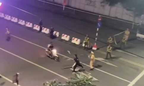 Bắt 2 thanh ni&#234;n lao xe m&#225;y v&#224;o đường cấm rồi t&#244;ng cảnh s&#225;t cơ động ở H&#224; Nội