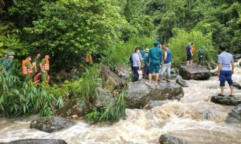 Nước lũ cuốn hai mẹ con khi đi l&#224;m rẫy về