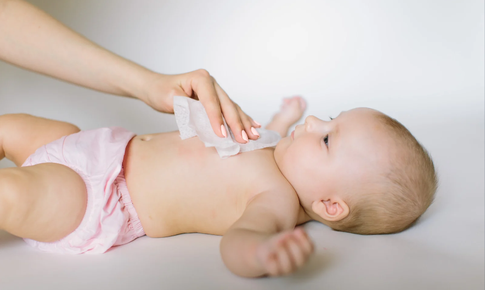 Áp dụng biện pháp hạ sốt vật lý cho trẻ nhỏ thế nào hiệu quả?
