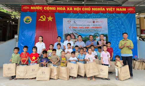 Hơn 1.200 suất quà tiếp sức trẻ em vùng lũ trước thềm năm học mới