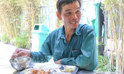 Qu&#225;n cơm 2.000 đồng ở Kh&#225;nh H&#242;a: &#212;ng luật sư chỉ nhận nụ cười l&#224;m l&#227;i