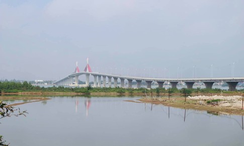 Tạm dừng lưu thông qua cầu Cửa Hội do bão mạnh