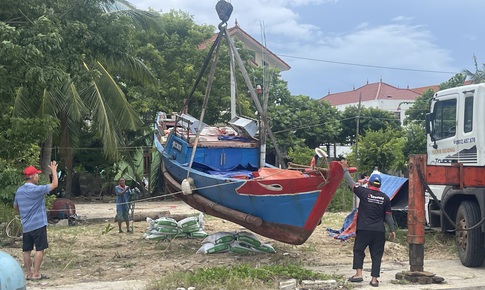 Người dân Quảng Trị gặt đêm, cẩu thuyền lên bờ trước bão số 5