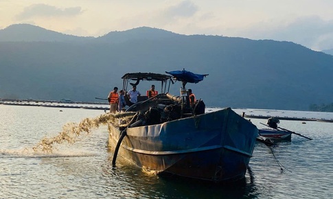 Đang bơm hút cát trái phép trên sông thì bị công an phát hiện