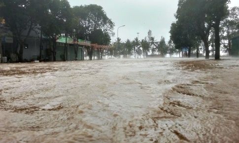 LIVE: Bão Kajiki vào sâu trong đất liền Nghệ An gây mưa to, gió lớn
