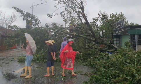 Bão số 5 tàn phá Hà Tĩnh, 10 người thương vong, hàng nghìn ngôi nhà hư hại