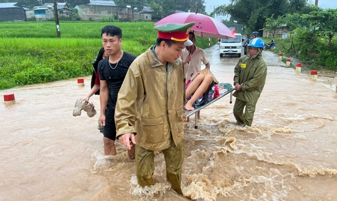Công an xã biên giới Mường Chanh vượt mưa lũ đưa sản phụ đi sinh