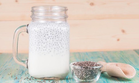 Sữa ấm hạt chia – Bí quyết tự nhiên cho giấc ngủ ngon
