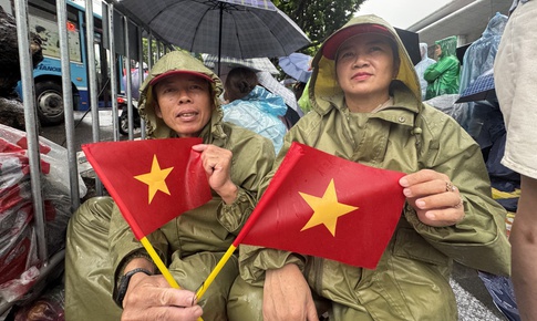 Người dân đội mưa từ đêm hôm trước để chờ xem sơ duyệt, đường Hùng Vương - Trần Phú đã kín chỗ