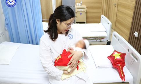 Người mẹ hạnh ph&#250;c đ&#243;n con g&#225;i ch&#224;o đời từ ph&#244;i thai trữ đ&#244;ng hơn 1 thập ni&#234;n trước
