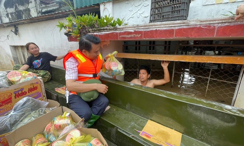 Hàng nghìn ngôi nhà bị ngập sâu, người dân trắng đêm chạy lũ